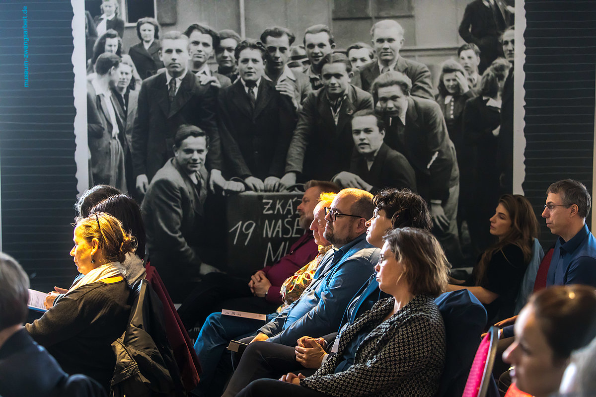 Foto der Konferenz: Teilnehmende im Publikum hören zu