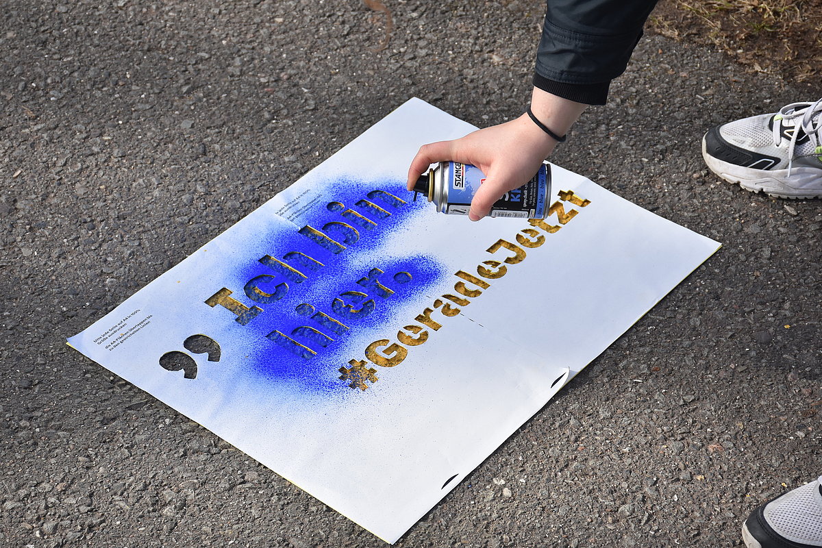 Foto der Schablone "Ich bin hier" der Kampagne #Geradejetzt