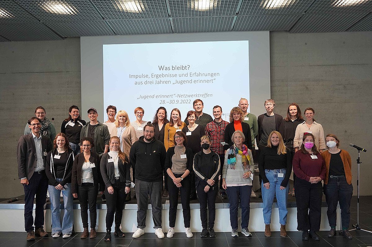 Gruppenfoto von rund 30 "Jugend erinnert"-Projekt-Verantwortlichen 