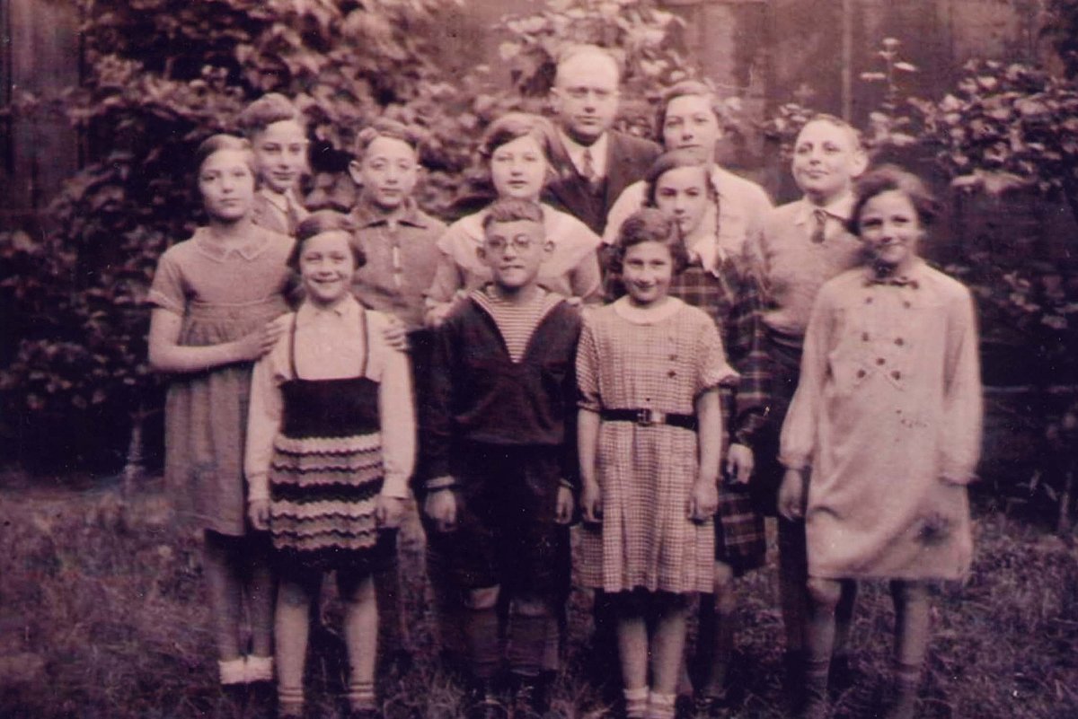 Hamelner jüdische Kinder mit ihrem Lehrer im Jahre 1933
