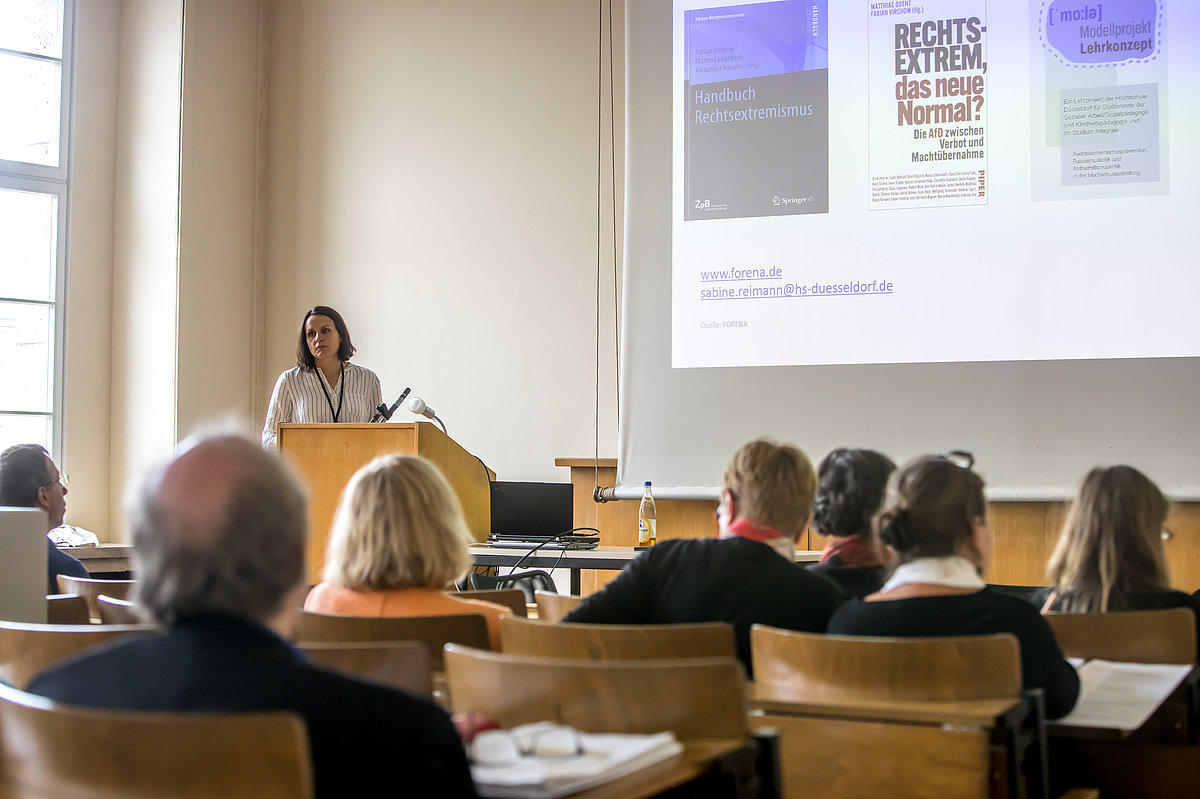 Foto der Konferenz: Referentin hält einen Vortrag