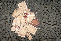 © Ludwig-Maximilians-Universität, Weiße Rose Stiftung e.V. / Catherina Hess: Bodendenkmal am Haupteingang der Ludwig-Maximilians-Universität